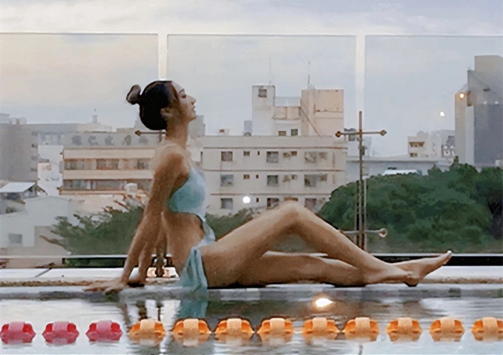 徐少强的女儿上了一档旅游节目,穿着泳装展示自己的身材。突然雨下得很冷,她感到头晕耳鸣