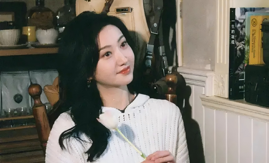 李连杰机场被粉丝围堵！穿羽绒服配西装太低调，老婆利智罕见同行