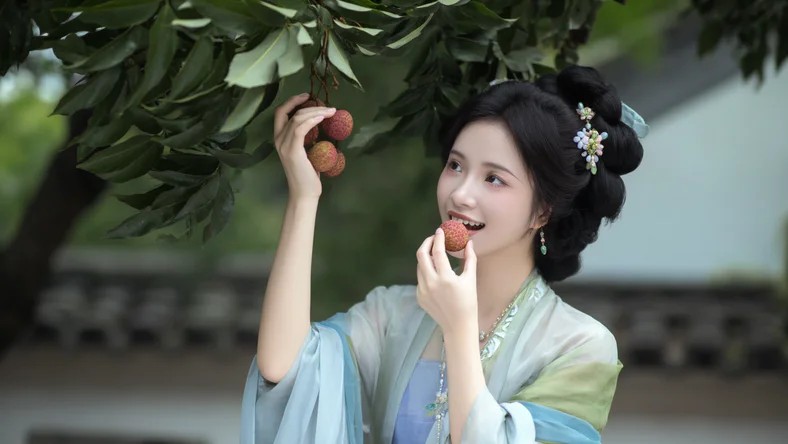 王晶女儿离巢TVB后事业不顺,被网友调侃:无样无身材,晒新照瘦到胸骨显现