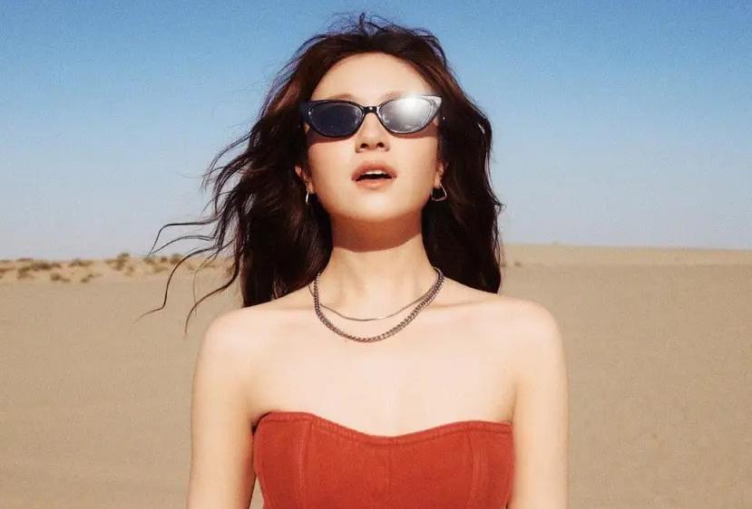 成龙：敬业铸就传奇，伤病与续命背后的影坛人生