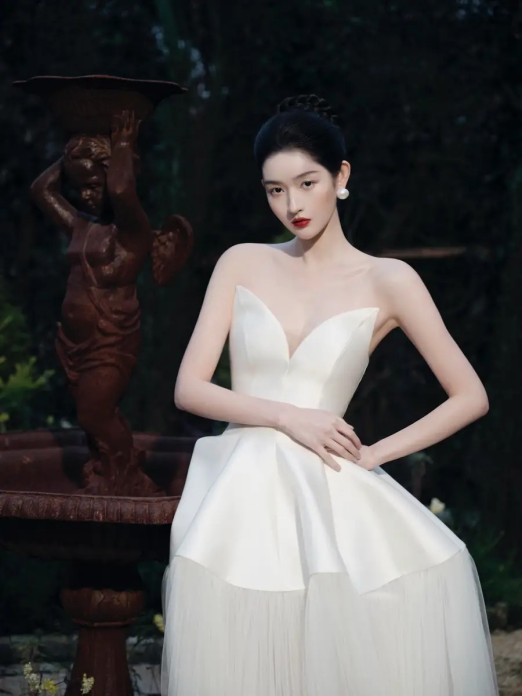 刘诗诗带儿子出门聚餐，6岁步步撒泼打滚性格活泼像“魔丸”