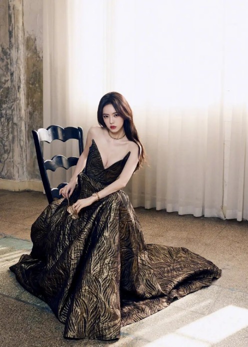 佟丽娅的头重脚轻，祝绪丹的骨盆前倾，暴露出明星太瘦的尴尬！