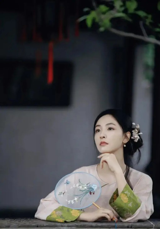 嗑疯的密码：姐弟恋 CP 的系统构建与情感共鸣之道