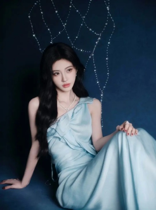 赵露思抵达澳门参加王鹤棣演唱会，素颜状态引关注