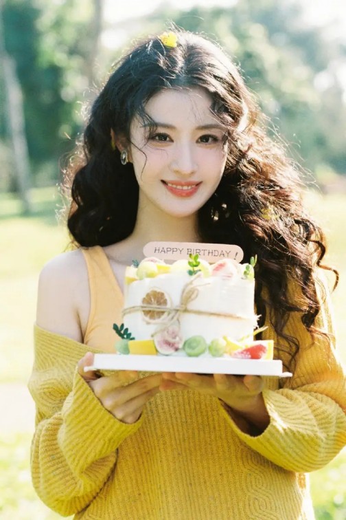 关晓彤下车差点崴脚，颁奖时鞋跟又卡在舞台上，尼格买提绅士帮忙