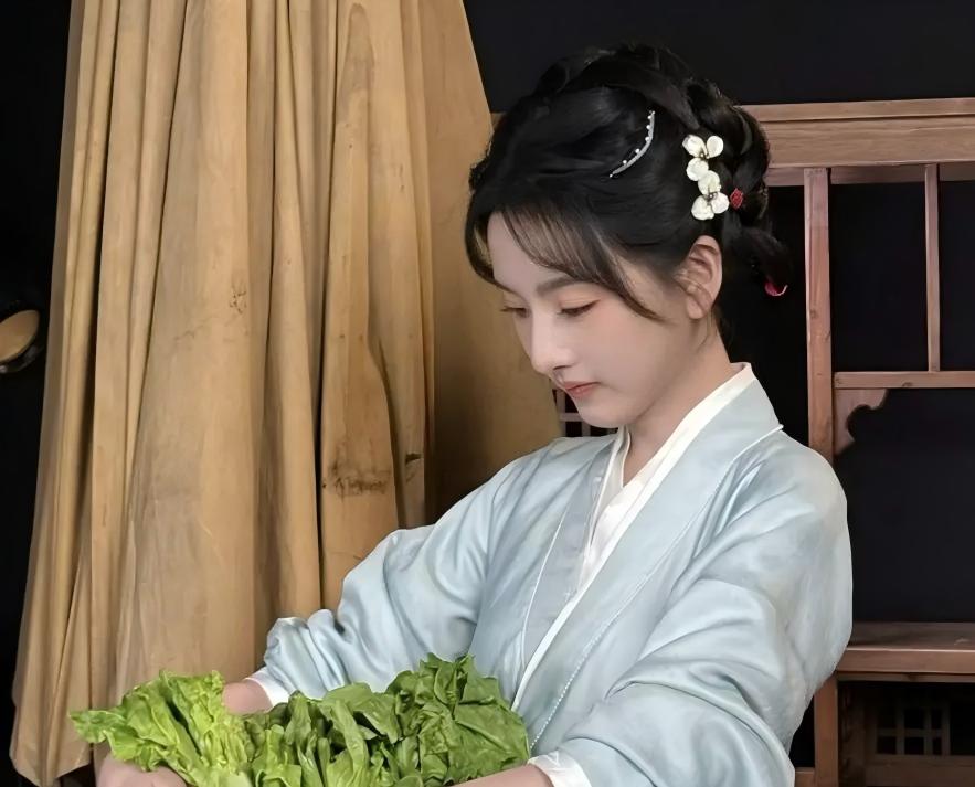 《季雨倾城》首播，鲁照华樊治欣主演，一面是黑帮，一面搞对象