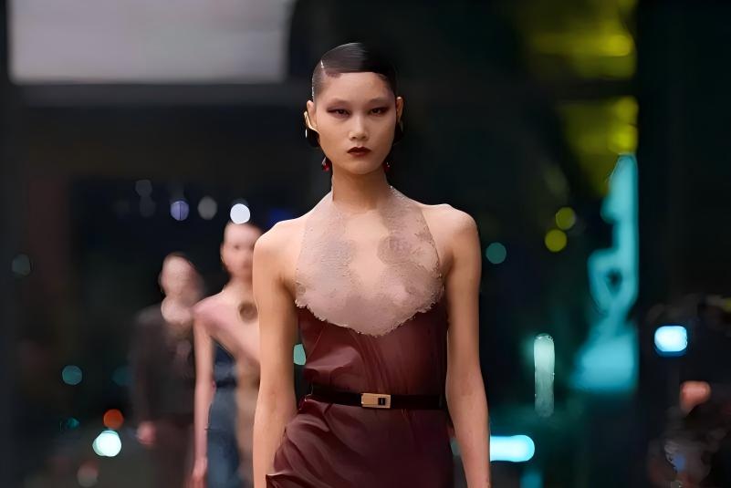 昔日女神怎么了？安妮·海瑟薇红毯近照曝光，评论区彻底吵翻了